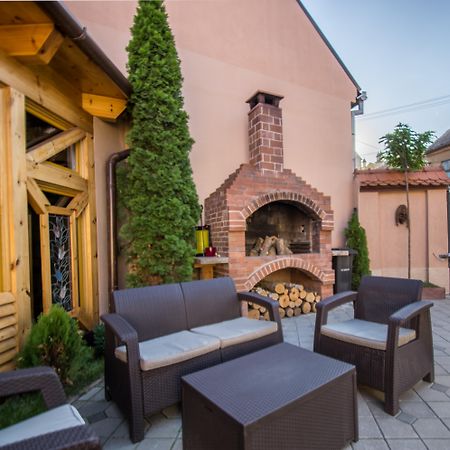 Noblesse Boutique Resort Hermannstadt Exterior foto The courtyard of the restaurant