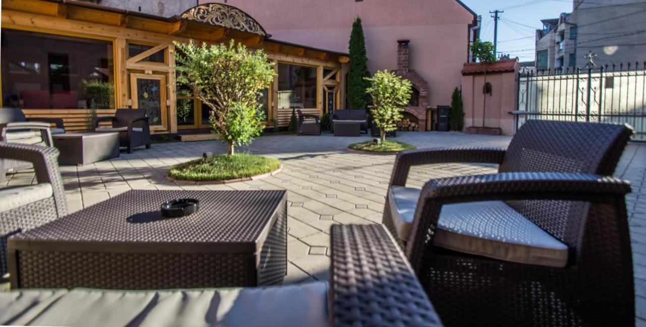 Noblesse Boutique Resort Hermannstadt Exterior foto The courtyard of the hotel