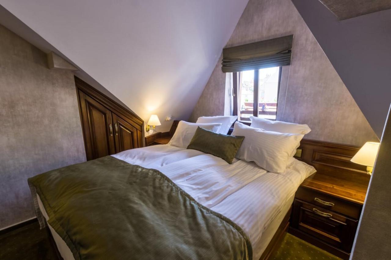 Noblesse Boutique Resort Hermannstadt Exterior foto A bedroom at the hotel