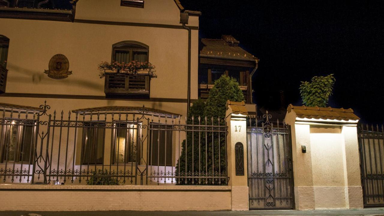 Noblesse Boutique Resort Hermannstadt Exterior foto A typical house in the city