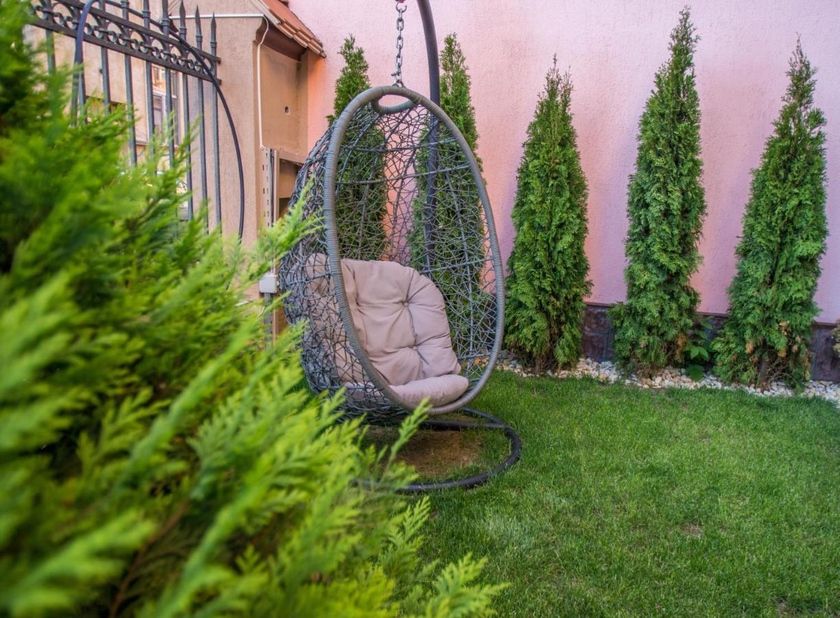 Noblesse Boutique Resort Hermannstadt Exterior foto A hanging chair