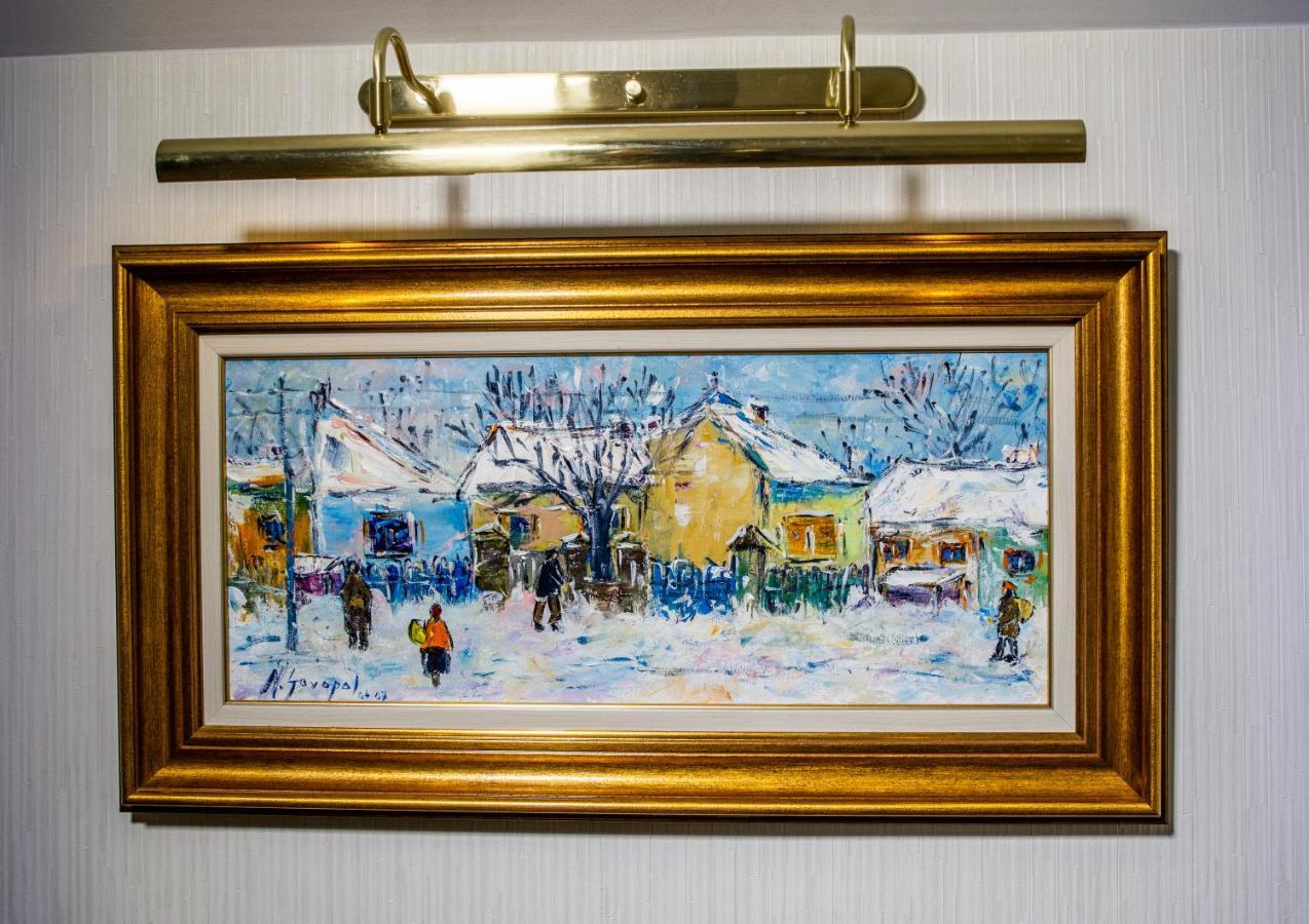 Noblesse Boutique Resort Hermannstadt Exterior foto A picture light above a painting