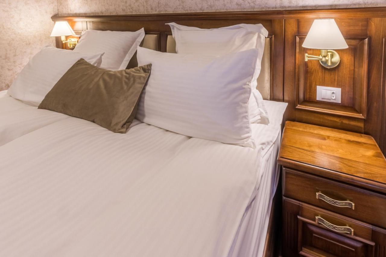 Noblesse Boutique Resort Hermannstadt Exterior foto A bed with a headboard