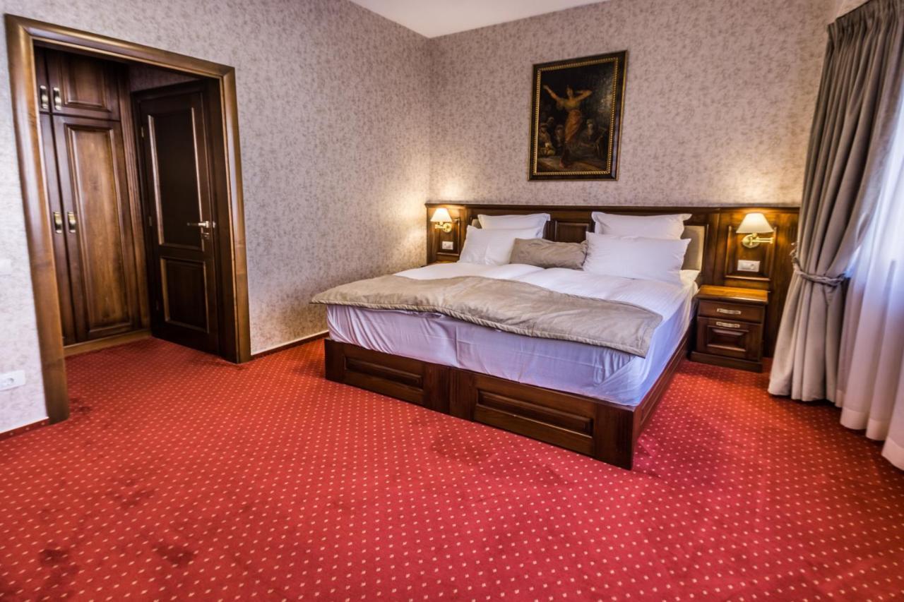 Noblesse Boutique Resort Hermannstadt Exterior foto A bedroom in a hotel