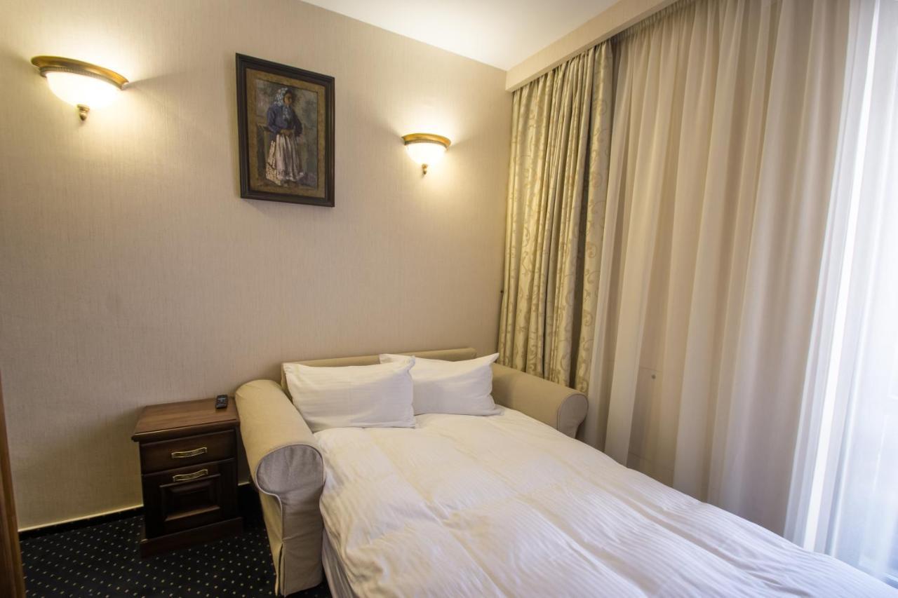Noblesse Boutique Resort Hermannstadt Exterior foto A sofa bed