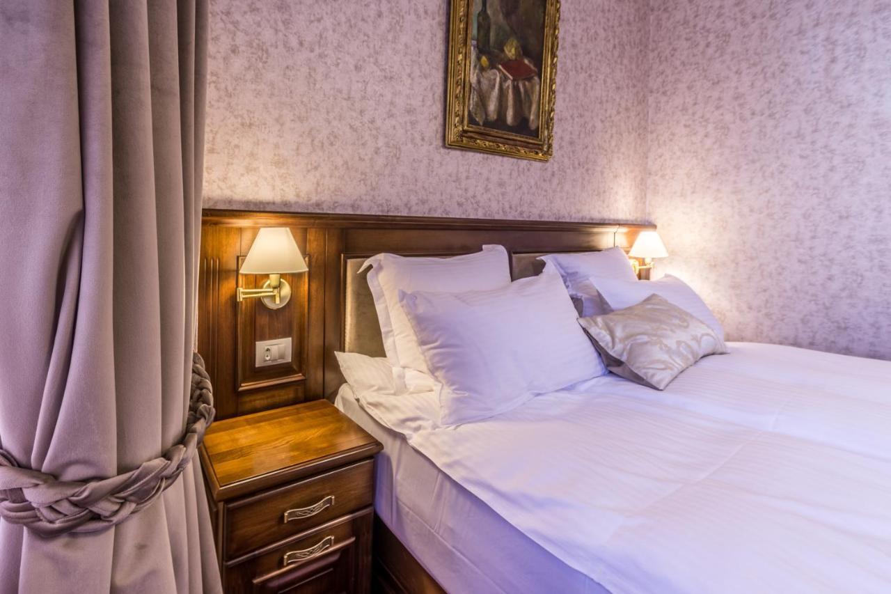 Noblesse Boutique Resort Hermannstadt Exterior foto A bedroom at the hotel