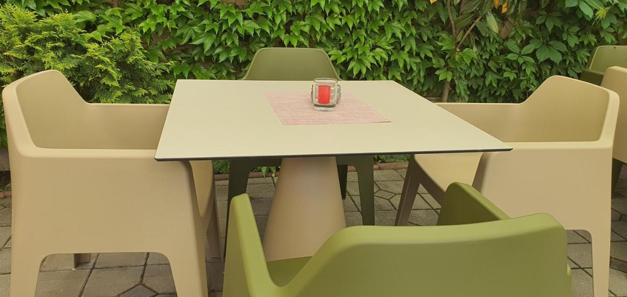 Noblesse Boutique Resort Hermannstadt Exterior foto A table and chairs