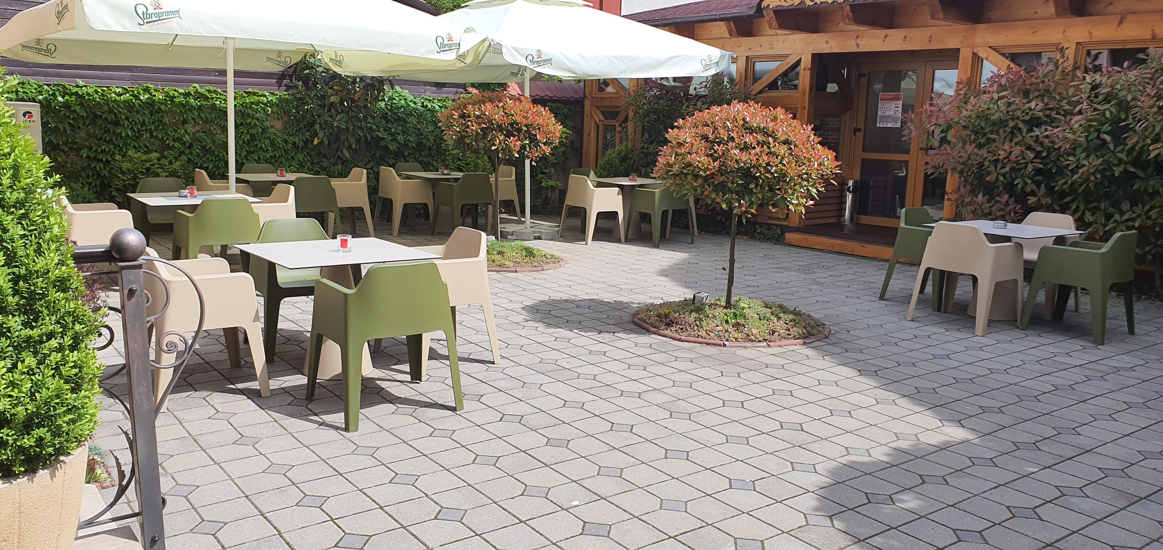 Noblesse Boutique Resort Hermannstadt Exterior foto A patio with a paving pattern