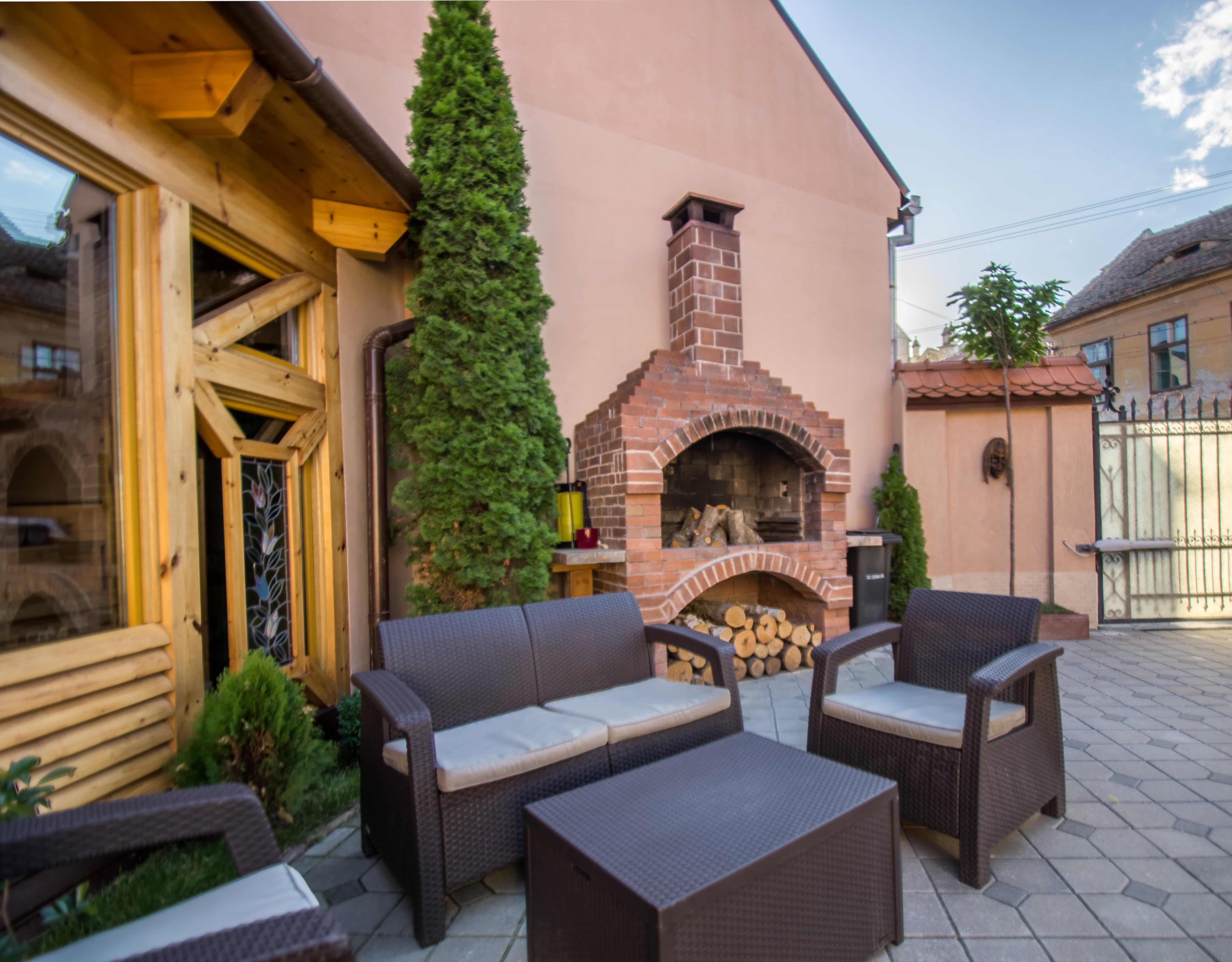 Noblesse Boutique Resort Hermannstadt Exterior foto The courtyard of the restaurant