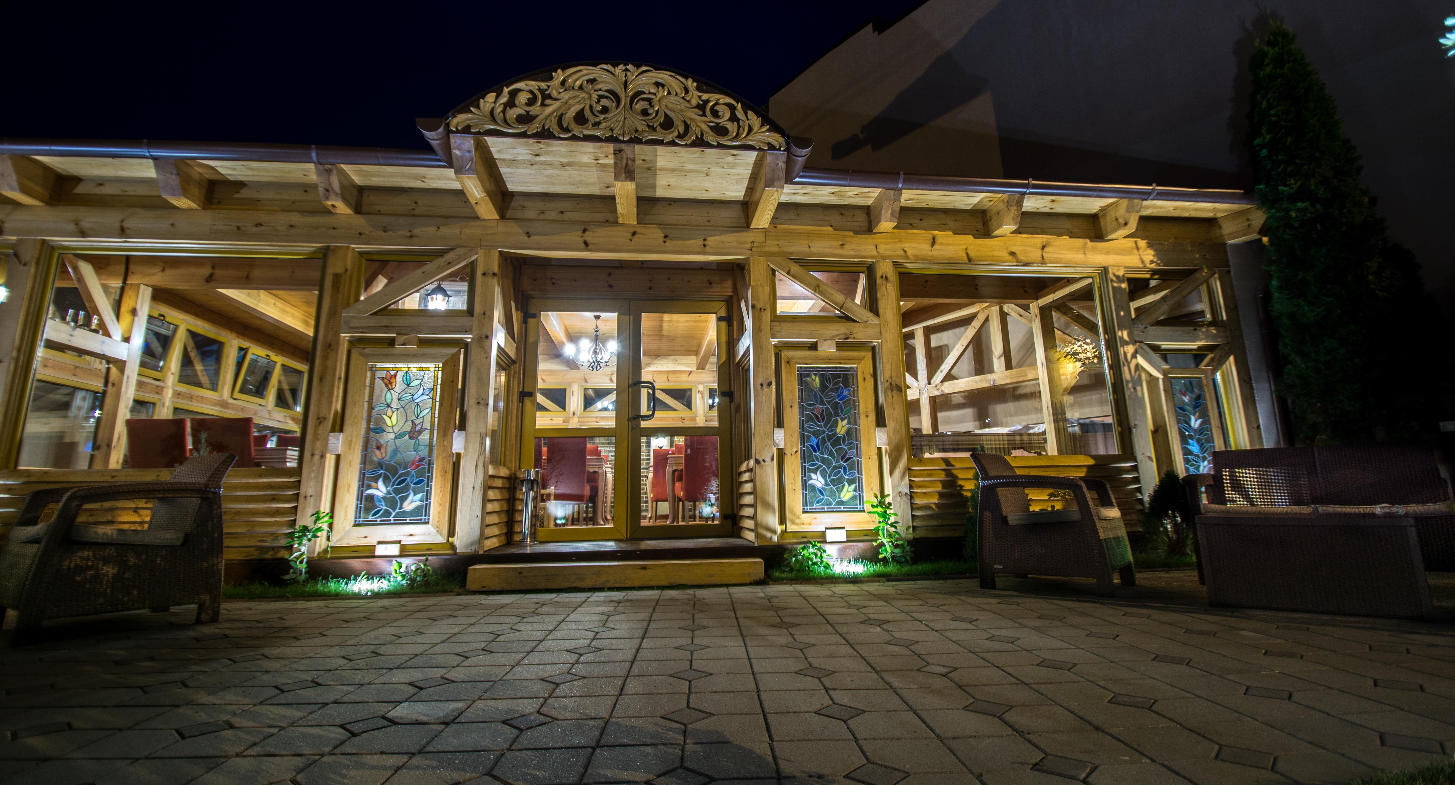 Noblesse Boutique Resort Hermannstadt Exterior foto The temple at night