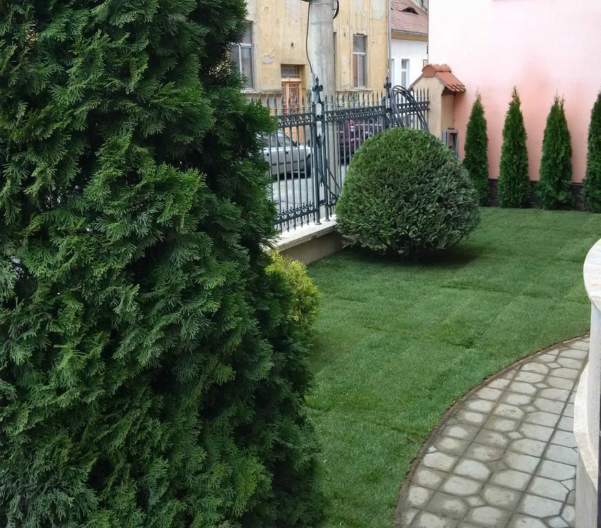 Noblesse Boutique Resort Hermannstadt Exterior foto A garden in Belgrade