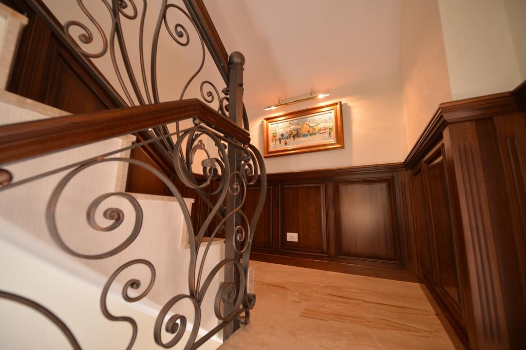 Noblesse Boutique Resort Hermannstadt Exterior foto Wainscoting in a home