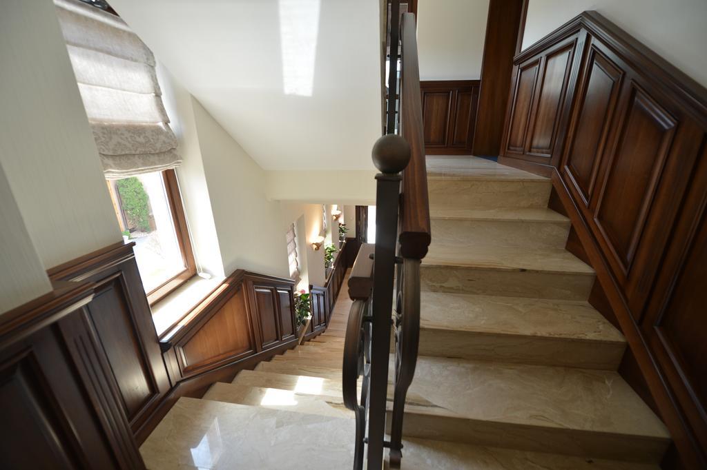 Noblesse Boutique Resort Hermannstadt Exterior foto A staircase in a private home
