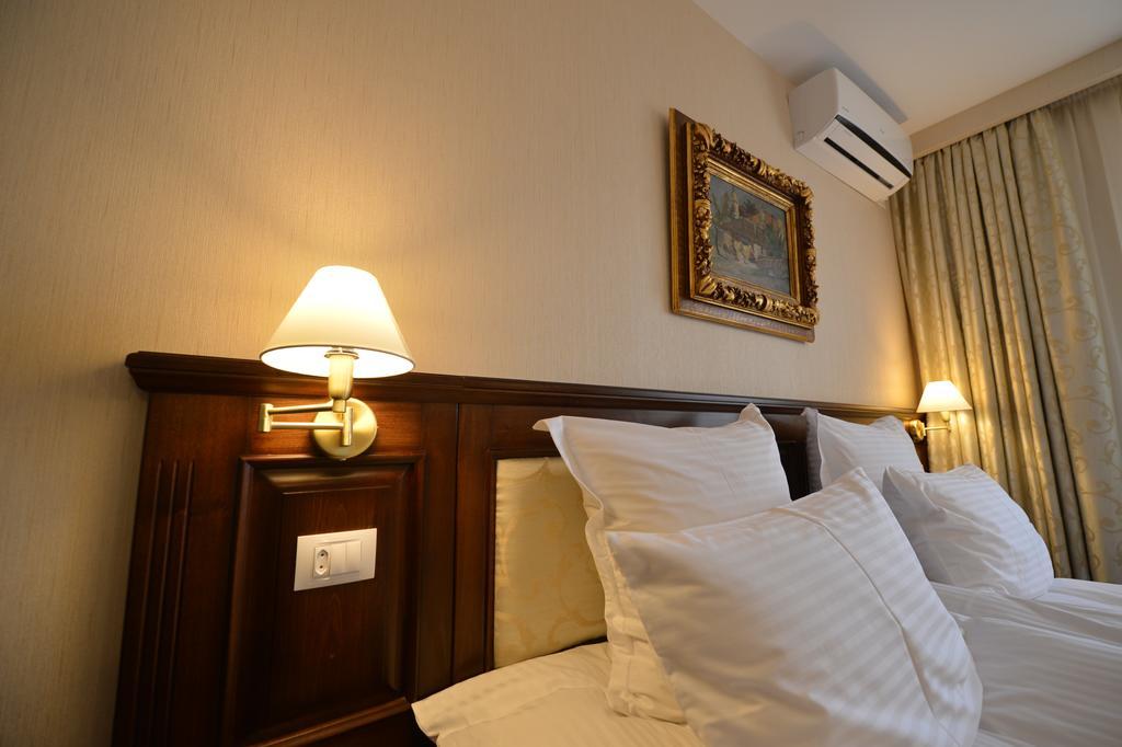 Noblesse Boutique Resort Hermannstadt Exterior foto A room at the hotel