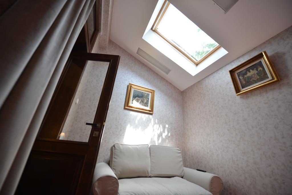 Noblesse Boutique Resort Hermannstadt Exterior foto A skylight in a living room