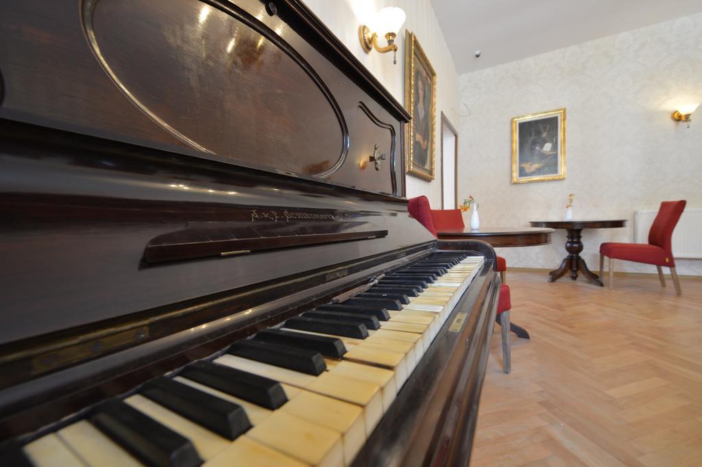 Noblesse Boutique Resort Hermannstadt Exterior foto The piano in the living room
