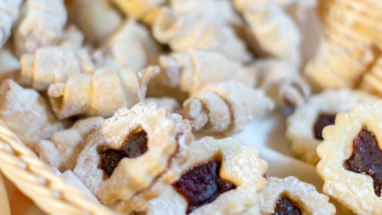 Noblesse Boutique Resort Hermannstadt Exterior foto A close-up of rugelach