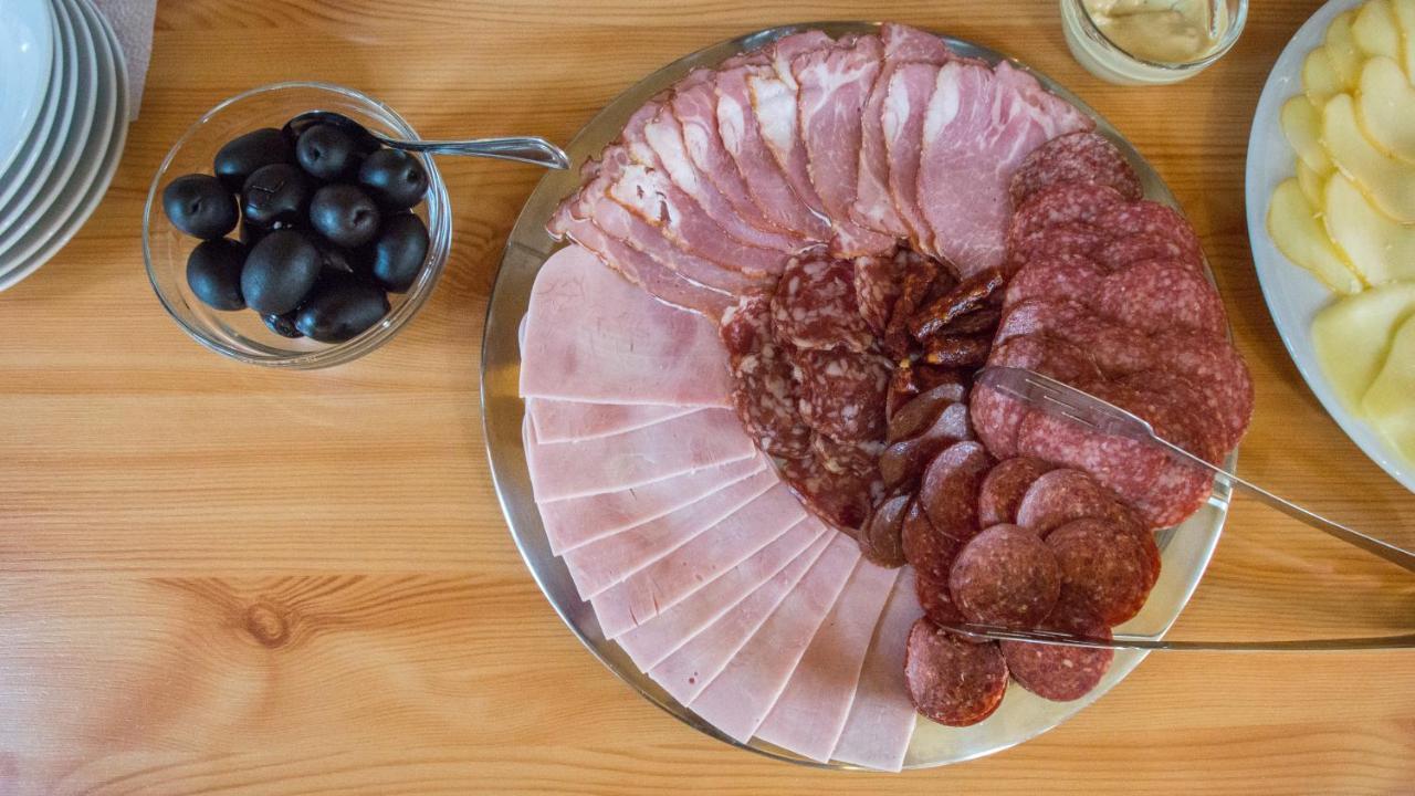 Noblesse Boutique Resort Hermannstadt Exterior foto A selection of cured meats